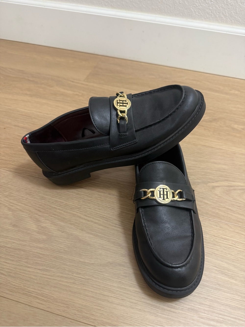 Tommy Hilfiger Black Leather Loafers with Gold Logo Bit Size 8.5
